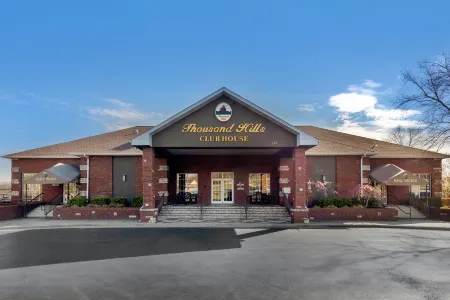 Private Patio and Jacuzzi Tub Near Golf Course - Elegant Retreat Отели рядом с достопримечательностью «TITANIC Museum Attraction»