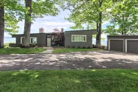 Secluded Oasis with Majestic Water Views - Stunning Retreat Elmwood Charter Township住宿飯店