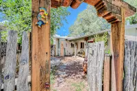 Dog-friendly getaway with a gas fireplace, full kitchen, & patio Hotels in El Prado