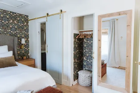 Cozy Outdoor Spaces and Modern Kitchen - Charming Victorian Haven Отели в г. Кейп Чарльз