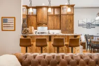 Mountain Modern Escape with Hot Tub and Game Room - Stunning Retreat