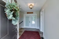 Breathtaking Views and Modern Amenities - Stunning Loft Retreat Отели в г. Кларксвилл