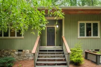 Garden View Cozy Cottage with Full Office Retreat
