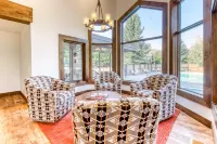 Rustic home with gas fireplace, pool & hot tub - ski-in/out to Dollar Mountain Hotels in Sun Valley