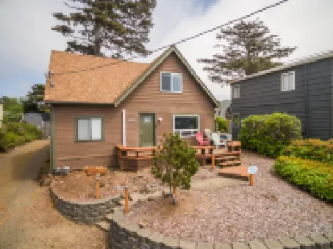 Charming Coastal Cottage with Ocean View and Fire Pit - Inviting Retreat Hotels in Gleneden Beach
