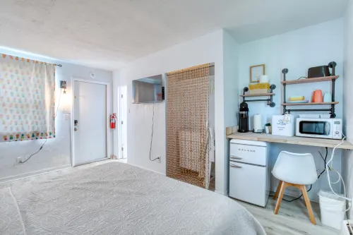 Kitchenettes and Cozy Vibes Await - Charming Retro Escape