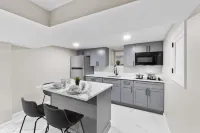 Stylish Interiors with Smart TV and Work Station - Chic Urban Escape فنادق في Bayonne
