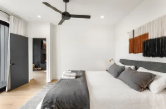 Modern Cabin with Hot Tub and Scenic Views - Inviting Mountain Retreat