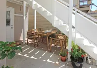 Charming Retreat with Outdoor Dining and Cozy Living Space - Inviting Oasis