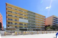 Oceanfront condo with AC, access to pool, hot tub & grill - snowbird-friendly