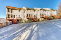 Valley-view condo w/ a large kitchen, stone-front fireplace, & private patio 로아 마운틴 호텔