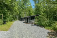 Riverside Retreat and Fishing Haven - Charming Nature Escape