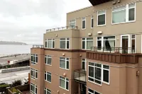 Courtyard View with Concierge and Parking Spaces - Stunning Oasis Hotels in Pike Market District