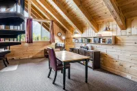 High-end ski-in/ski-out getaway with fast WiFi, large deck & more Hotels in Snoqualmie Pass