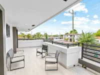 July Special! Modern 4Br - Private Pool & Grill, Near Coral Gables & Mia Airport Hotels in Westchester
