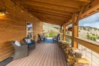Spectacular Mountain Views and Private Hot Tub - Exquisite Multi-Level Haven