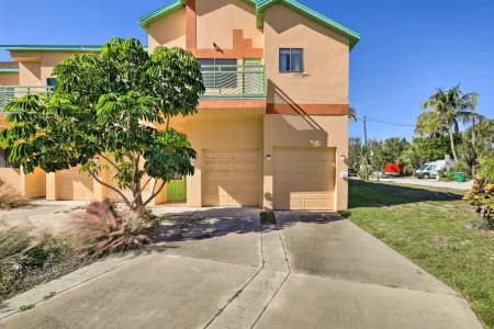 Ocean Views and Spacious Living Area - Bright Coastal Escape