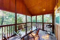 Cozy one-level cabin with pool, hot tub, grill, fireplace, WiFi, & covered deck Hotel di Ruth C Township