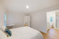 Newly built home on 9 acres with deck & aviary - close to town & great wineries