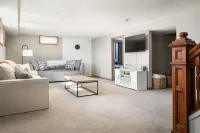 Spacious Layout with Hot Tub and Fire Pit - Stunning Modern Retreat