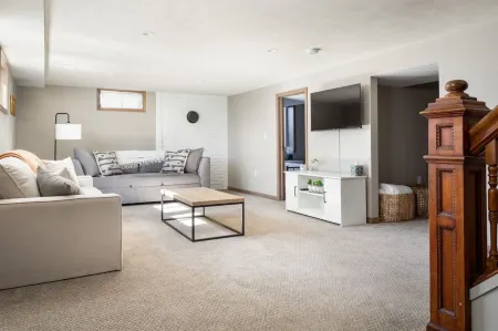 Spacious Layout with Hot Tub and Fire Pit - Stunning Modern Retreat