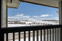 Ski-in/Ski-Out Access and Cozy Loft - Stylish Mountain Retreat Hotels in Granby