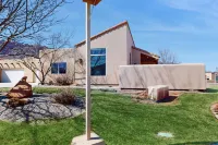 Family-Friendly Home with Shared Seasonal Hot Tub and Pool and Mountain Views