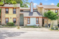 Charming Outdoor Deck and Hill Country Views - Inviting Retreat Hotels in Hays County