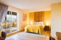 Captivating Views and Hot Tub Oasis - Stunning Desert Retreat