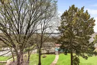 Spacious Condo with Mini Arcade and Coffee Bar - Stylish Lake Retreat Hotel a Village of Four Seasons