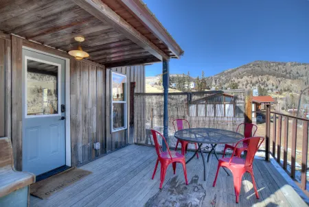 Breathtaking Views and Cozy Modern Comfort - Stunning Hilltop Retreat