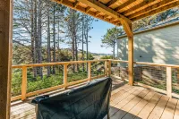 Beautiful Home with Ocean and Yaquina Lighthouse Views - Walk to the Beach