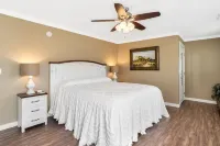 Tranquil Getaway with Private Entrance and Kitchen - Unique Retreat