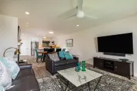 Ocean Views and Air Conditioning - Bright Coastal Sanctuary Отели в г. Солана Бич