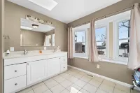 Elegant Haven - High-Speed WiFi, AC, Stunning Views