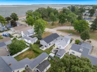 Lake Views and Beach Access - Charming Cape Cod Cottage Retreat فنادق في بورت كلينتون