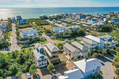 Lagoon Pool Access and Beach Proximity - Exquisite Coastal Haven