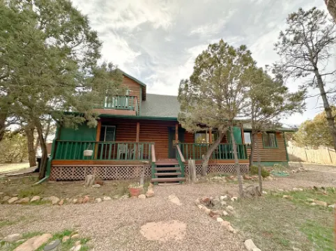 Detached Bunkhouse and Outdoor Fire Pit - Cozy Rustic Retreat