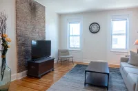 Spacious Living and High-Speed Wifi - Charming Urban Retreat