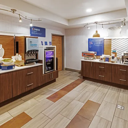 Holiday Inn Express & Suites TULSA S BROKEN ARROW HWY 51 by IHG