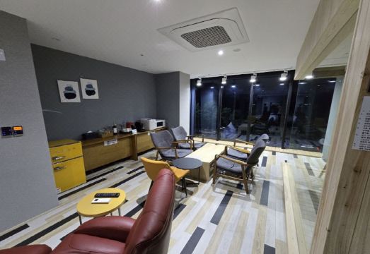 갤럭시호텔의 모던한 객실 내부