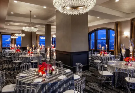 DoubleTree by Hilton Youngstown Downtown