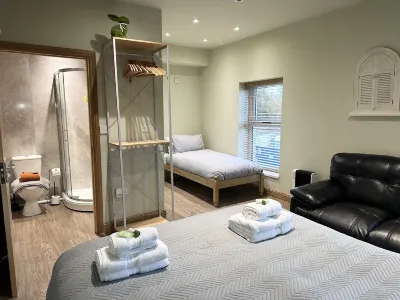 Entire Venue with Accommodation Sleeps up to 19 - Waterfall Country Escape Wales  호텔