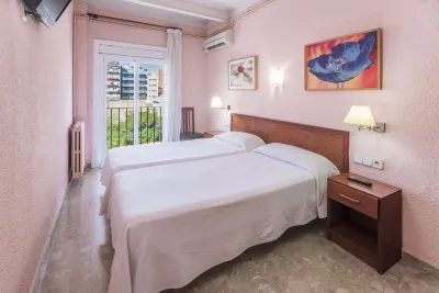 Hostal Solimar Hotel dekat Badalona Railway Station
