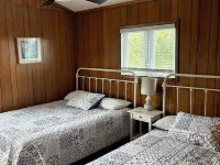 E-Sea-Livin' Oceanside Coastal Cottage in Corolla, 4 Min Walk to the Beach! Hotels in Corolla