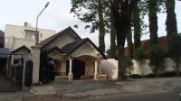 Shakila Guest House Hotell i Songgokerto