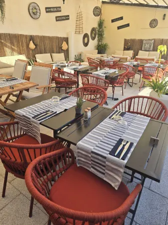 Les Loges du Luberon Отели в г. Кабриер-д'Авиньон