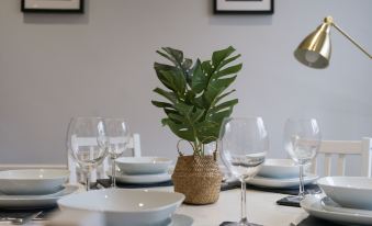 Howick House-Sleeps 5-Pet Friendly-Parking-Garden