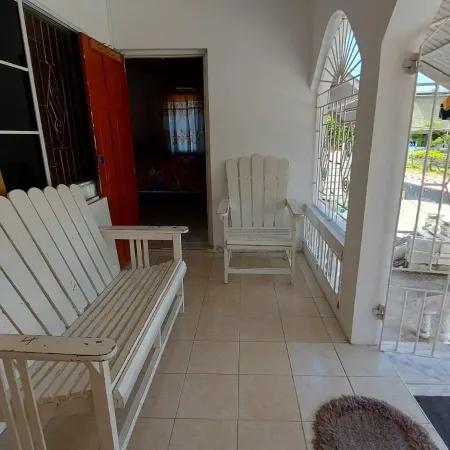 House - Sleeps 4 - Patio - Parking