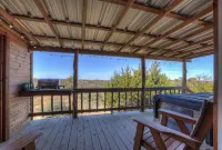 Rocky Ridge Cedar Cabin with Hot Tub & Amazing Views Hôtels à : Fredericksburg
